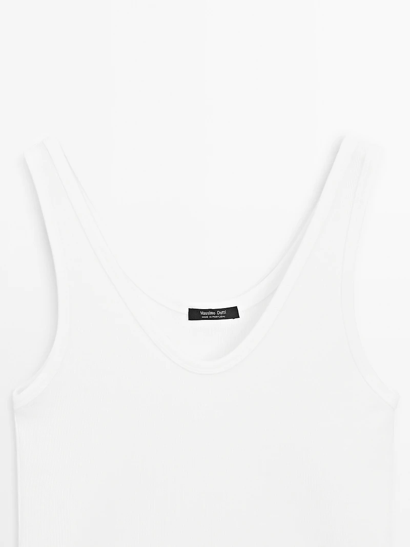 Ribbed top with neckline