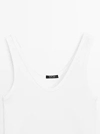 Ribbed top with neckline