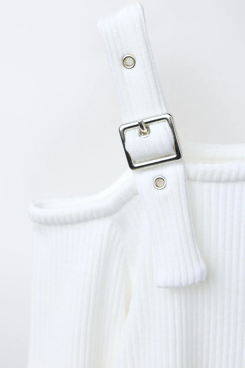 RIBBED BUCKLE T-SHIRT