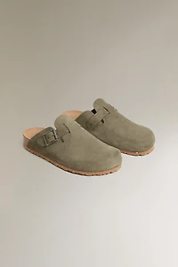 LEATHER CLOGS WITH BUCKLE