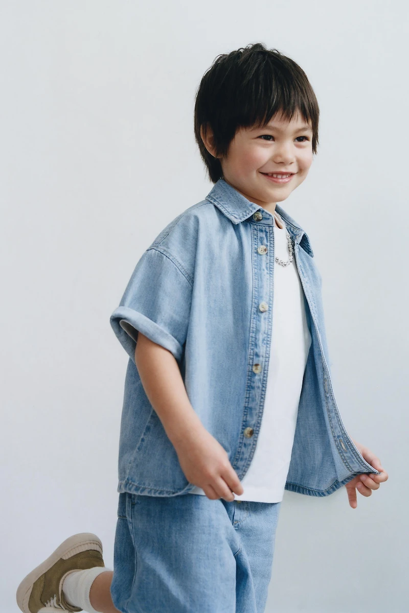 CHEMISE EN JEAN À ÉTIQUETTE