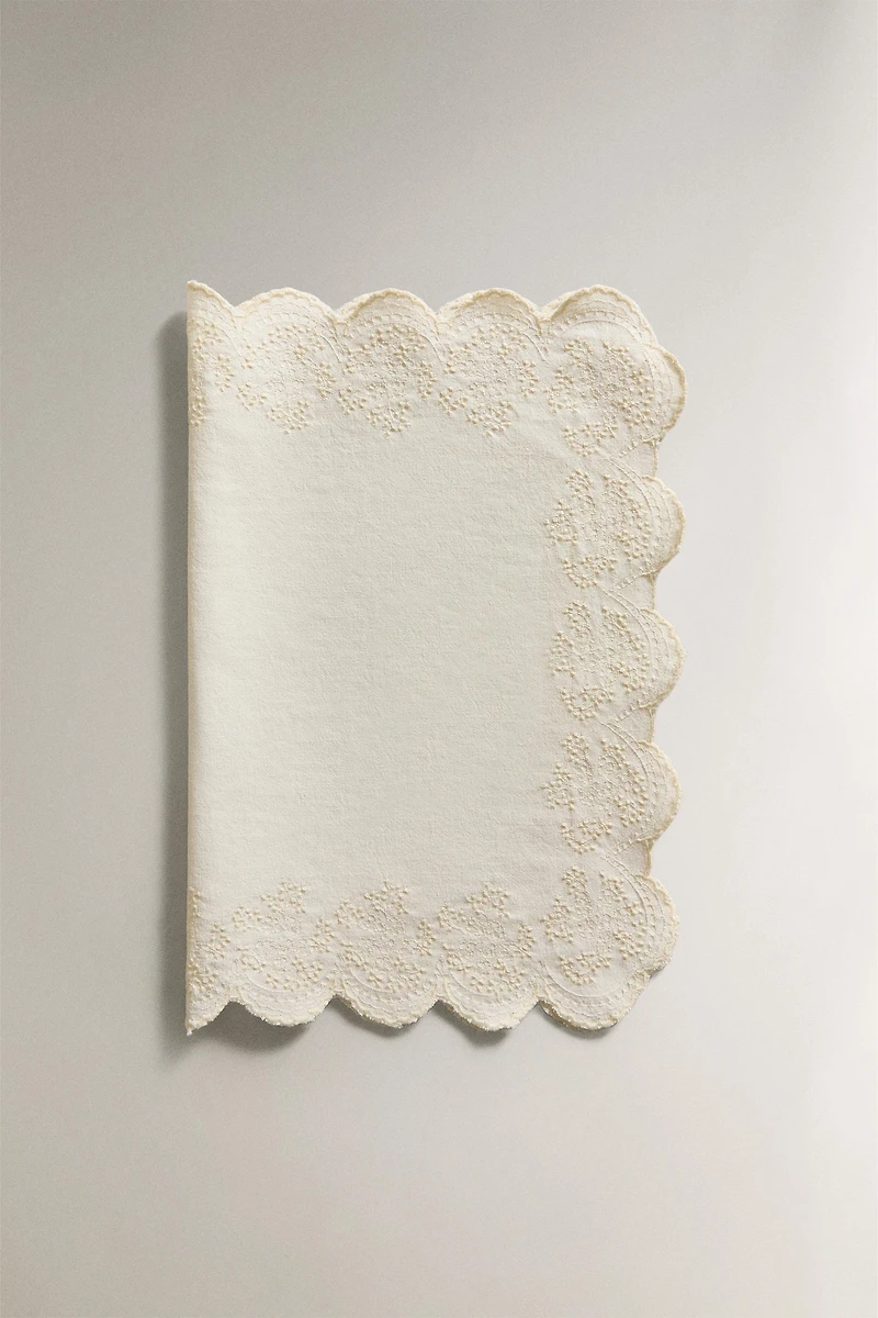 EMBROIDERED BLONDE LACE PLACEMAT