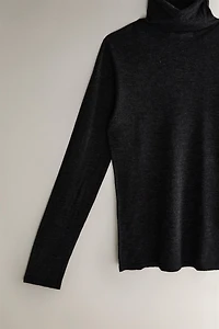 WOOL AND SILK TURTLE NECK SWEATER