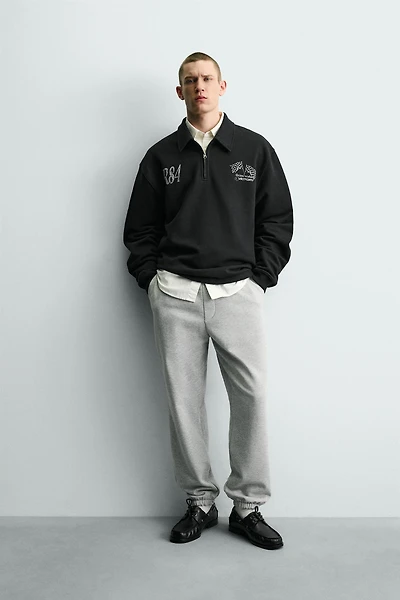 SWEAT COL ZIPPÉ INSCRIPTIONS