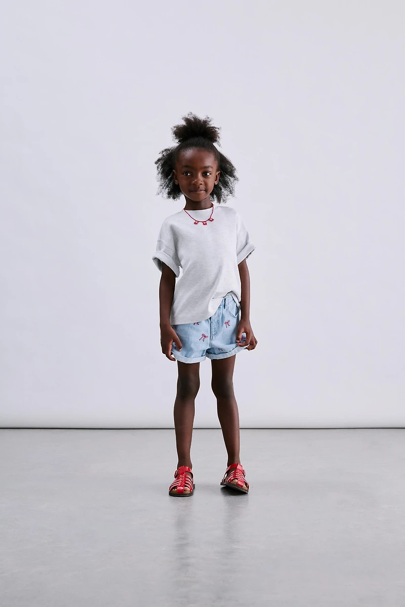 BERMUDA EN JEAN MOM FIT AVEC LACETS BRODÉS