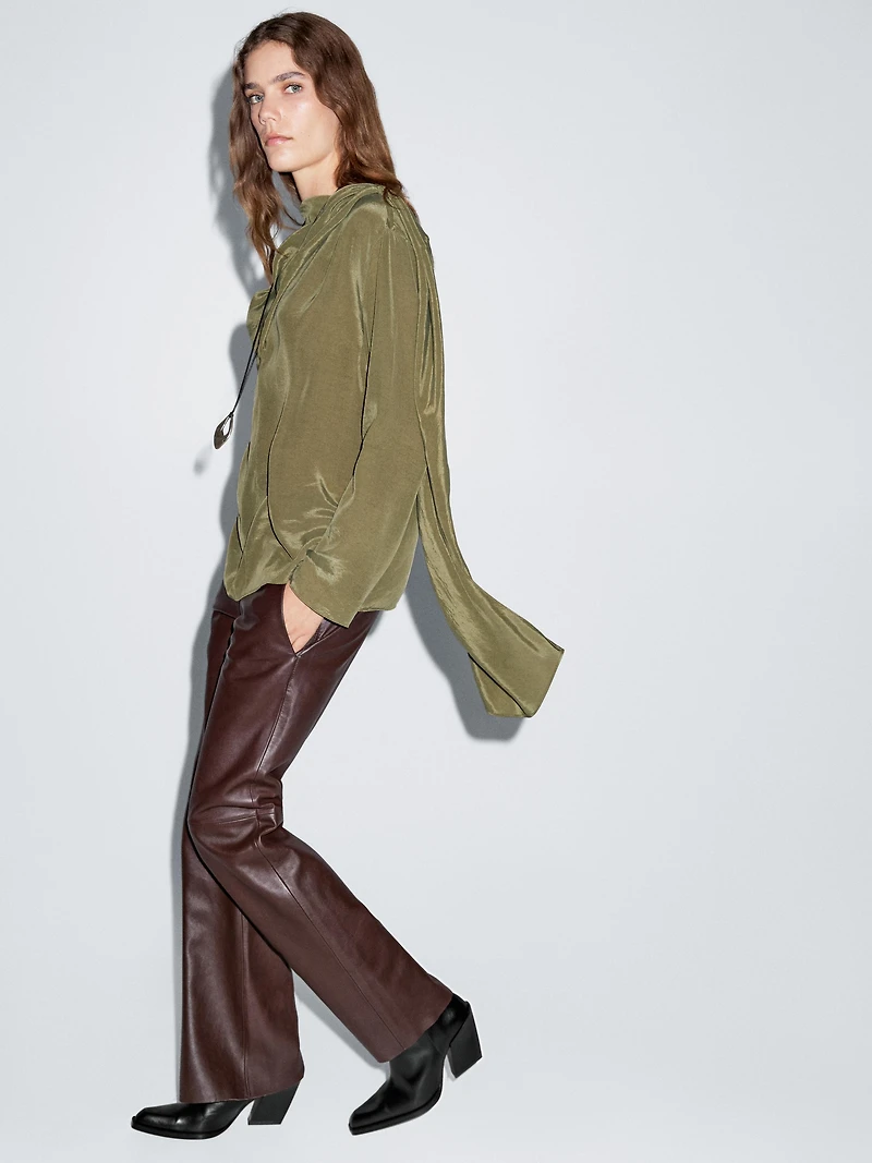 Flowing blouse with voluminous collar