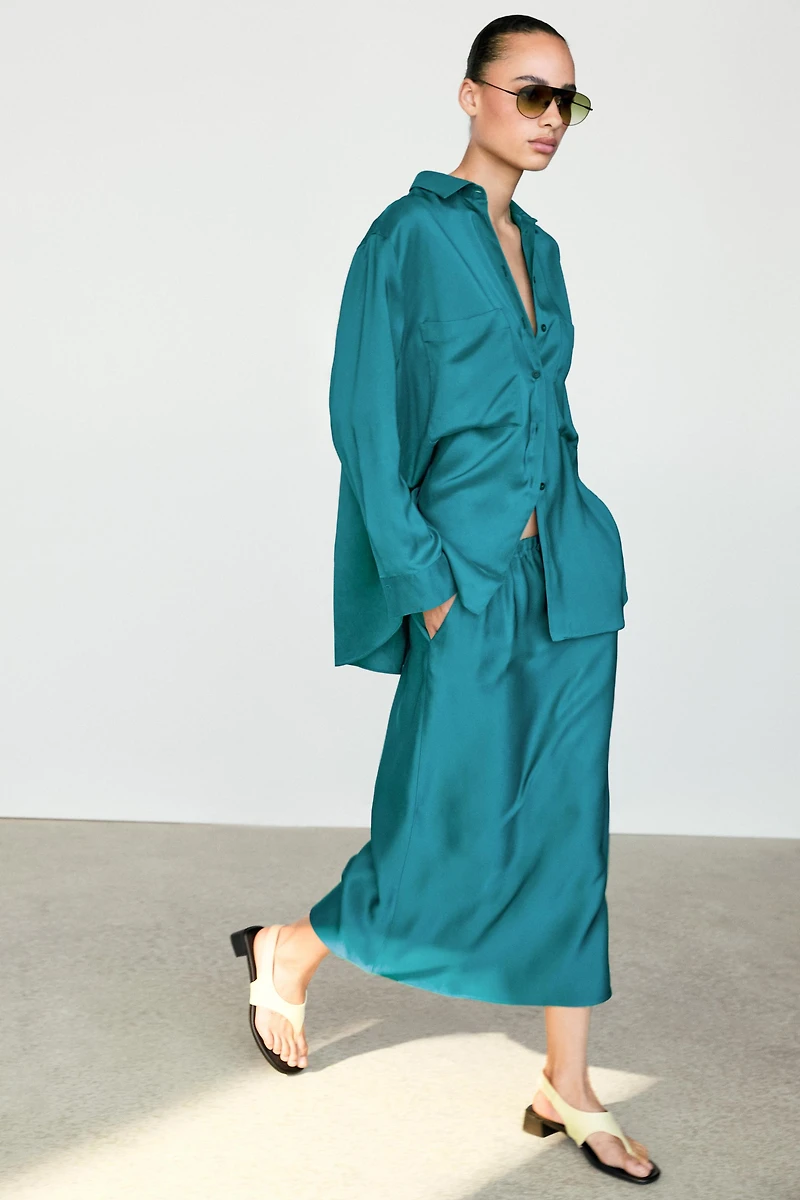 Flowing satin shirt with pockets