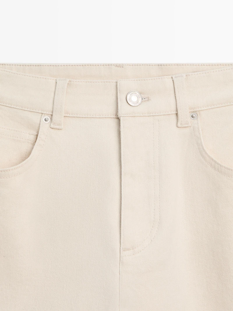 Straight-leg jeans with turn-up hems