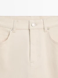 Straight-leg jeans with turn-up hems