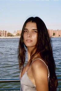 ROBE SATINÉE ASYMÉTRIQUE AVEC DENTELLE