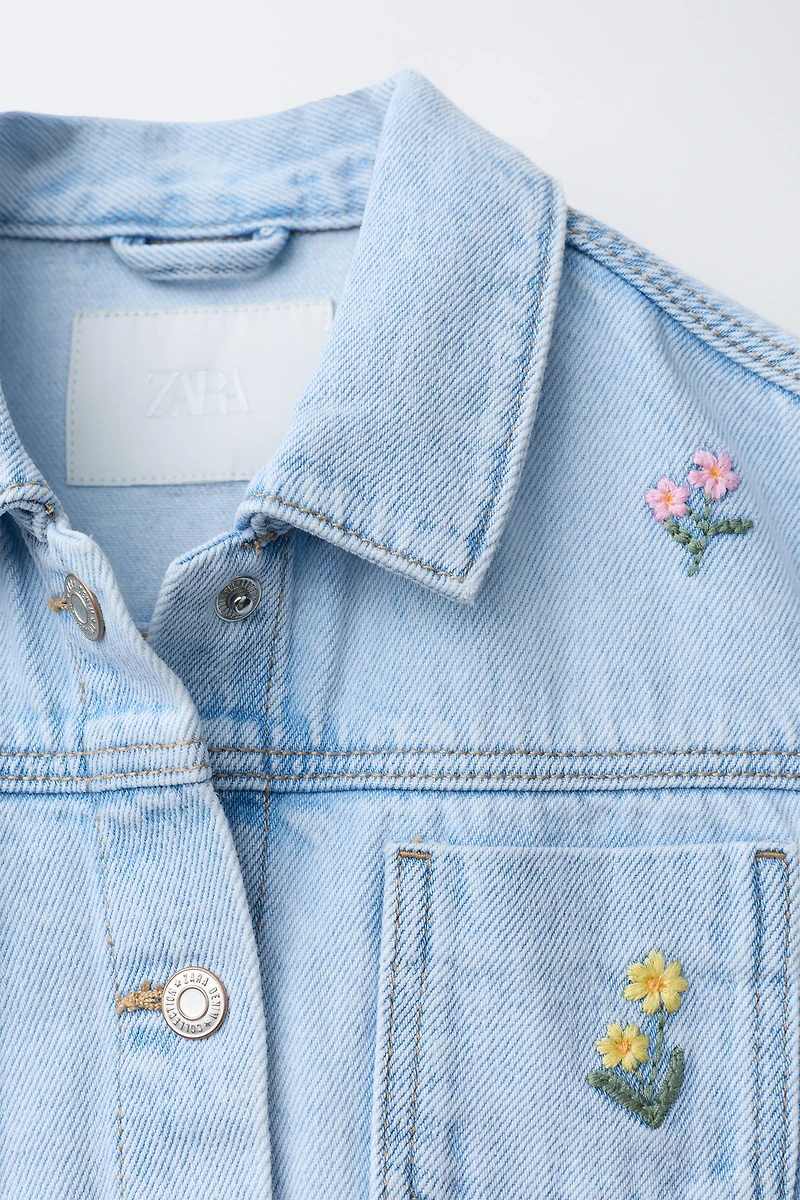 VESTE EN JEAN À FLEURS BRODÉES
