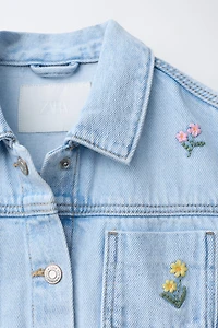 VESTE EN JEAN À FLEURS BRODÉES
