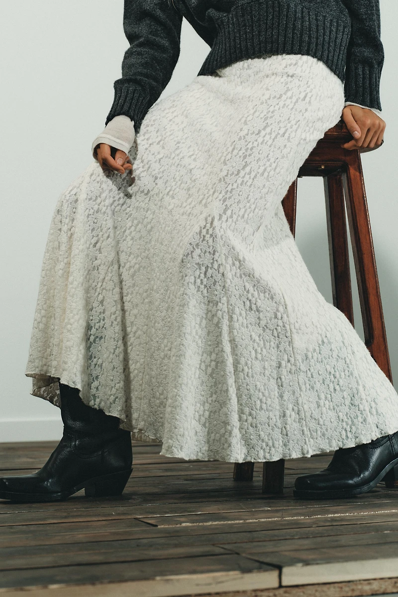 SOFT-TOUCH LACE SKIRT