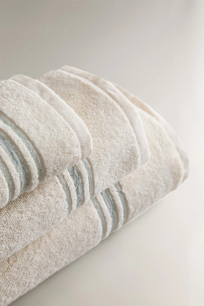 BATH TOWEL WITH COLORED BORDER