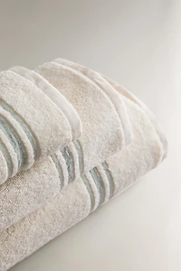 BATH TOWEL WITH COLORED BORDER