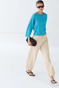 Round neck knit sweater
