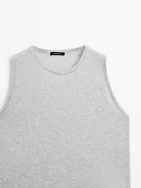 Sleeveless round neck T-shirt