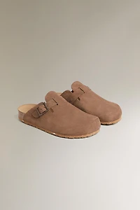 LEATHER CLOGS WITH BUCKLE