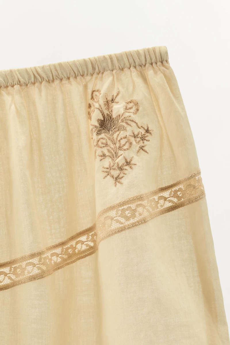 SHORT BRODÉ FLEURS DENTELLE ÉDITION LIMITÉE