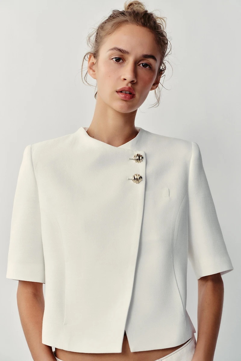 VESTE À MANCHES COURTES ET ÉPAULETTES