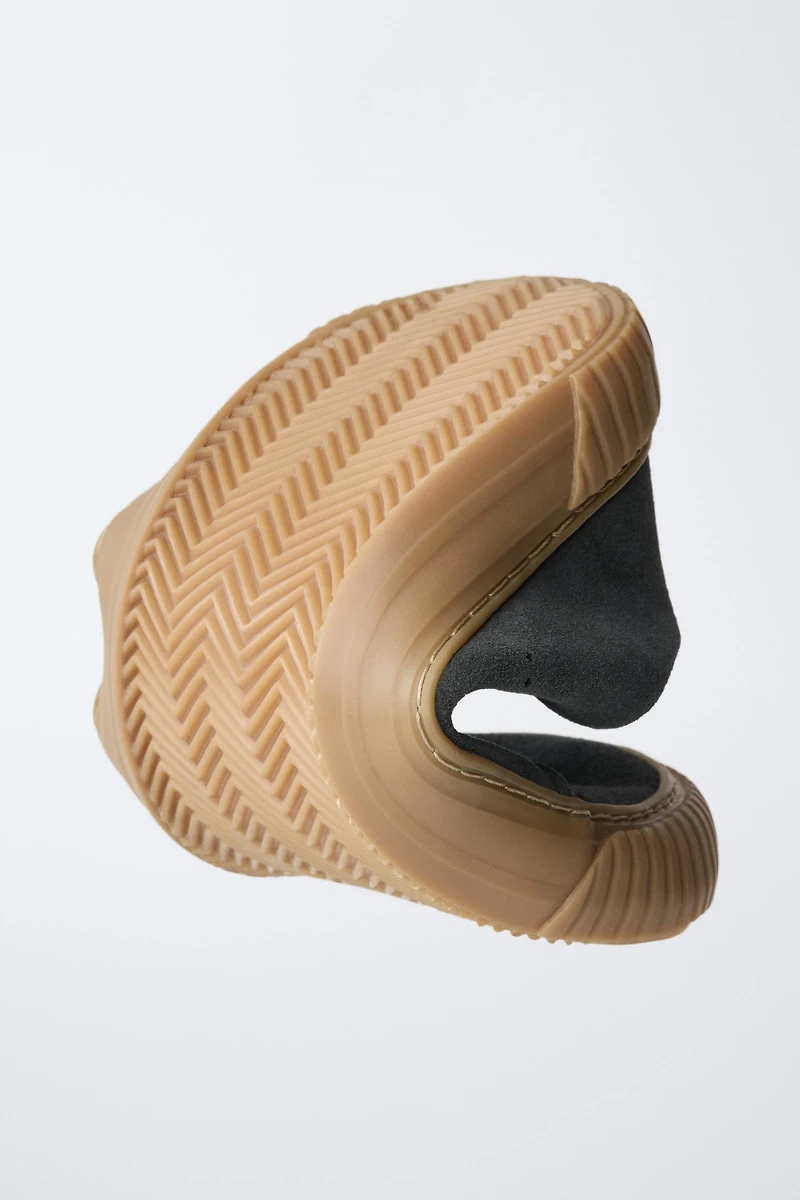 BAREFOOT LEATHER STRAP SNEAKERS