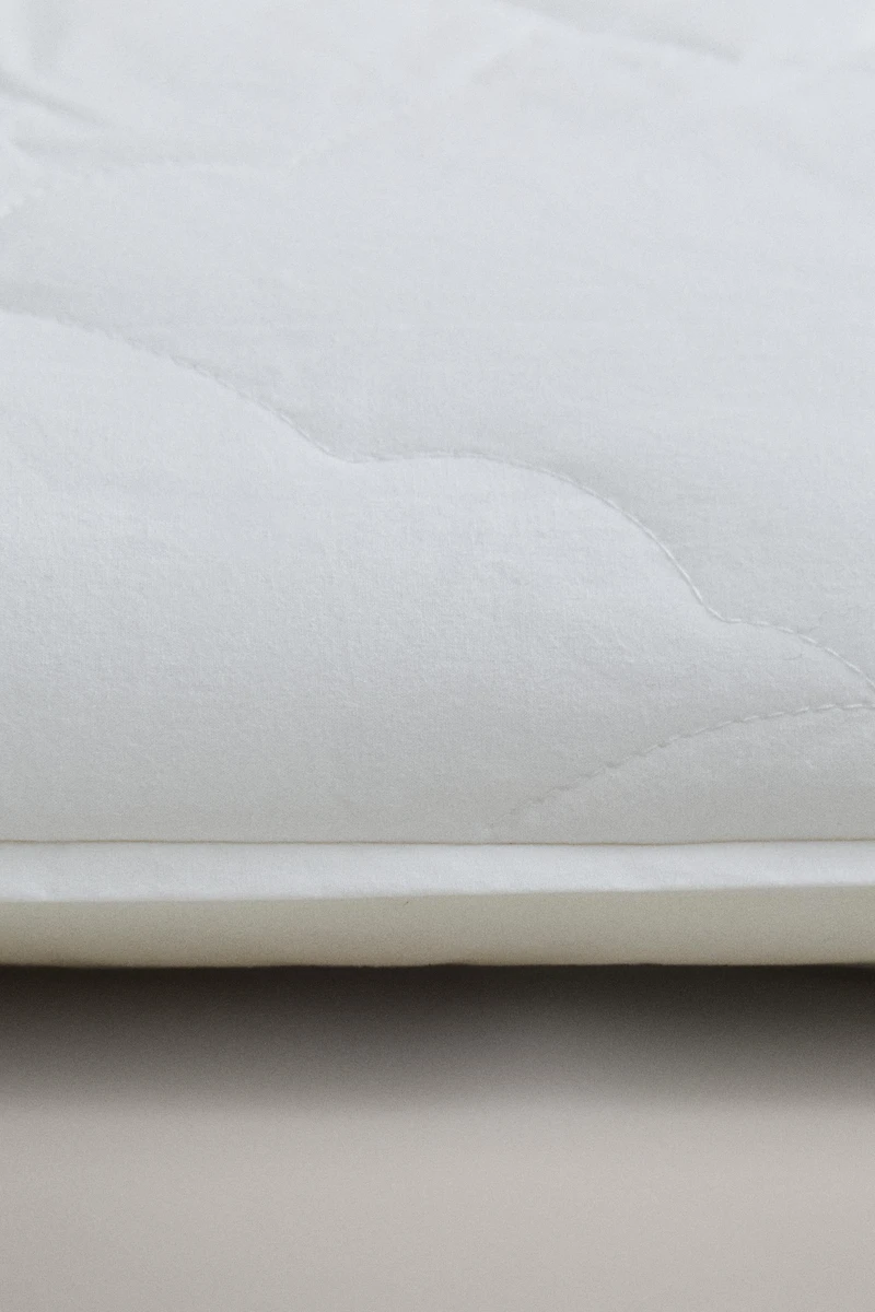 KIDS’ SOFT-TOUCH QUILTED FIBER PILLOW