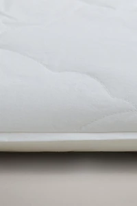 KIDS’ SOFT-TOUCH QUILTED FIBER PILLOW