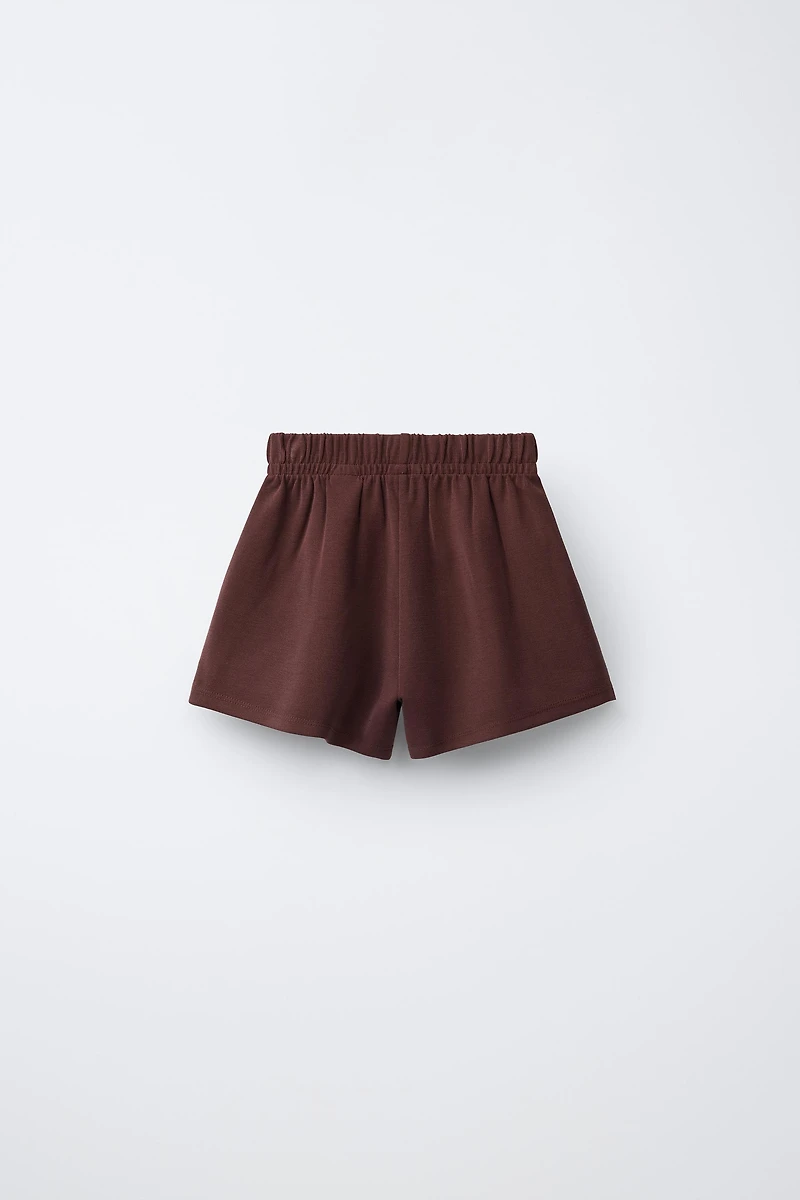 SHORT À BANDES LATÉRALES CONTRASTE