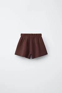 SHORT À BANDES LATÉRALES CONTRASTE