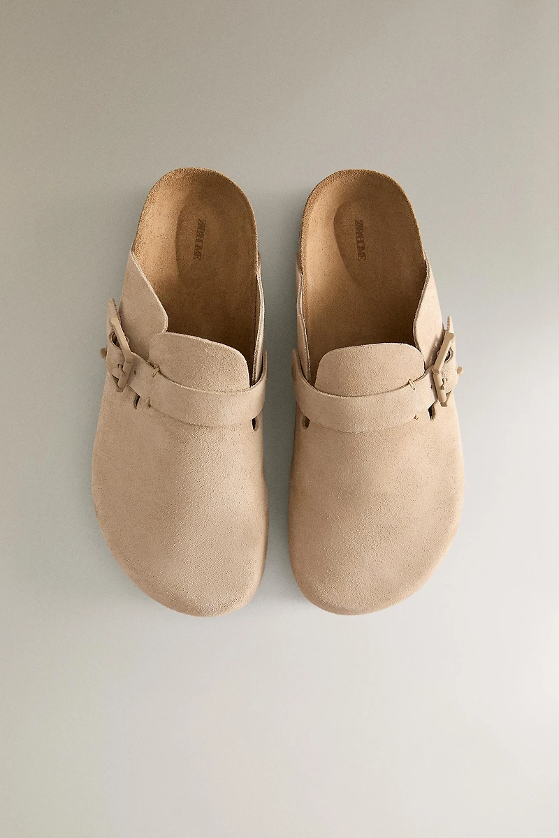 LEATHER CLOGS WITH BUCKLE DETAIL AND TOPSTITCHING