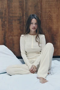 PANTALON EN MAILLE AVEC BOUTONS