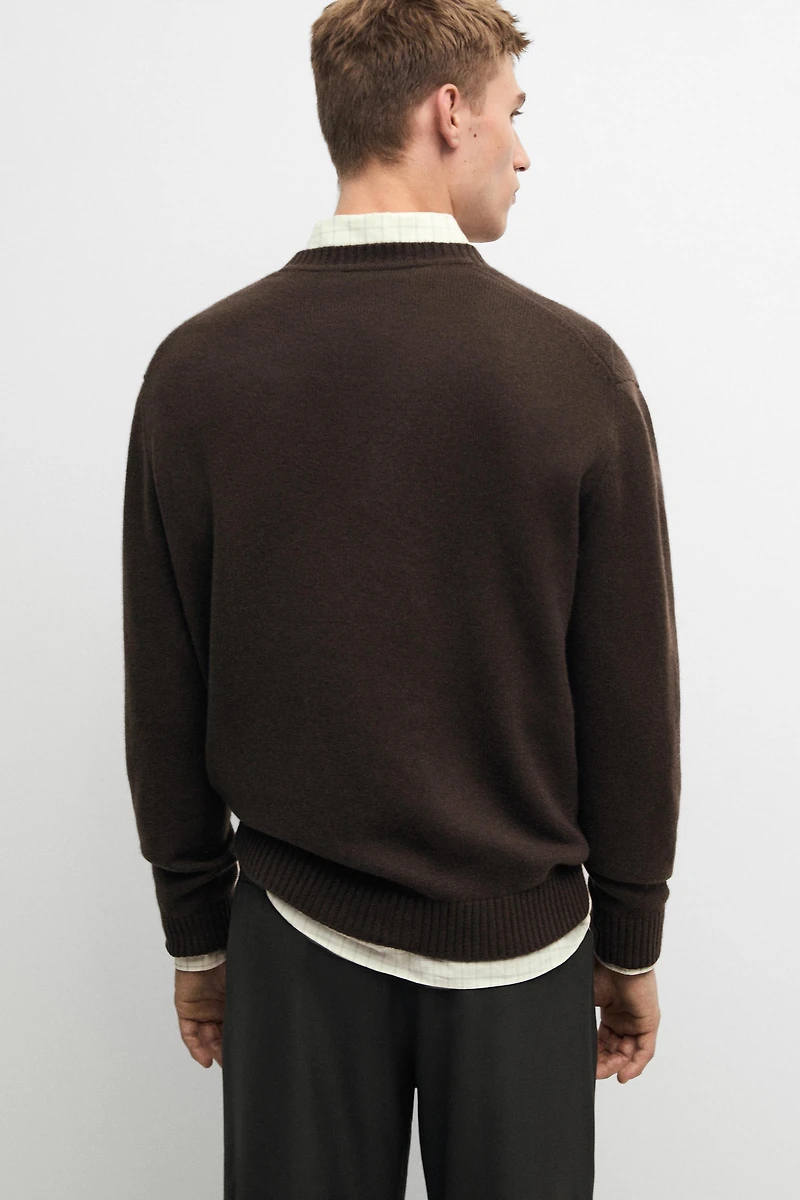 Cashmere wool blend knit sweater with crew neck