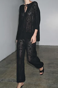 PANTALON EN MAILLE TEXTURÉE À FLEURS