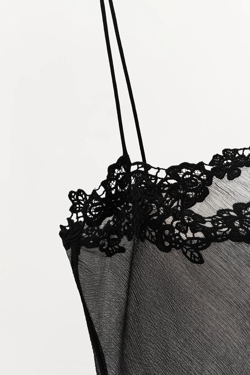 TOP EN CRÊPE GEORGETTE BRODÉ