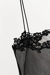 TOP EN CRÊPE GEORGETTE BRODÉ