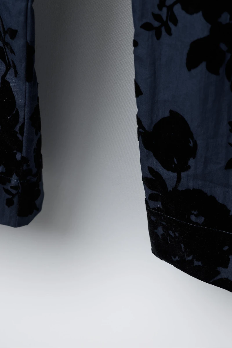 PANTALON DROIT À IMPRIMÉ FLEURS FLOQUÉES