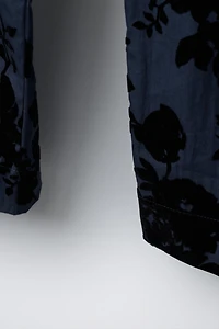 PANTALON DROIT À IMPRIMÉ FLEURS FLOQUÉES