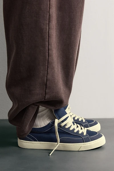 RETRO-STYLE SNEAKERS