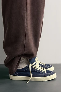 RETRO-STYLE SNEAKERS