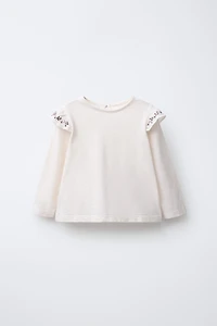 HAUT À VOLANT FLEURS BRODÉES