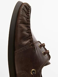 Chaussures bateau en cuir huilé