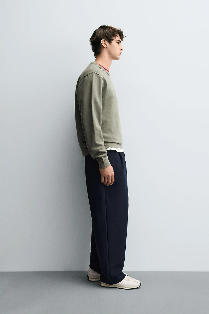 BASIC CREWNECK SWEATSHIRT