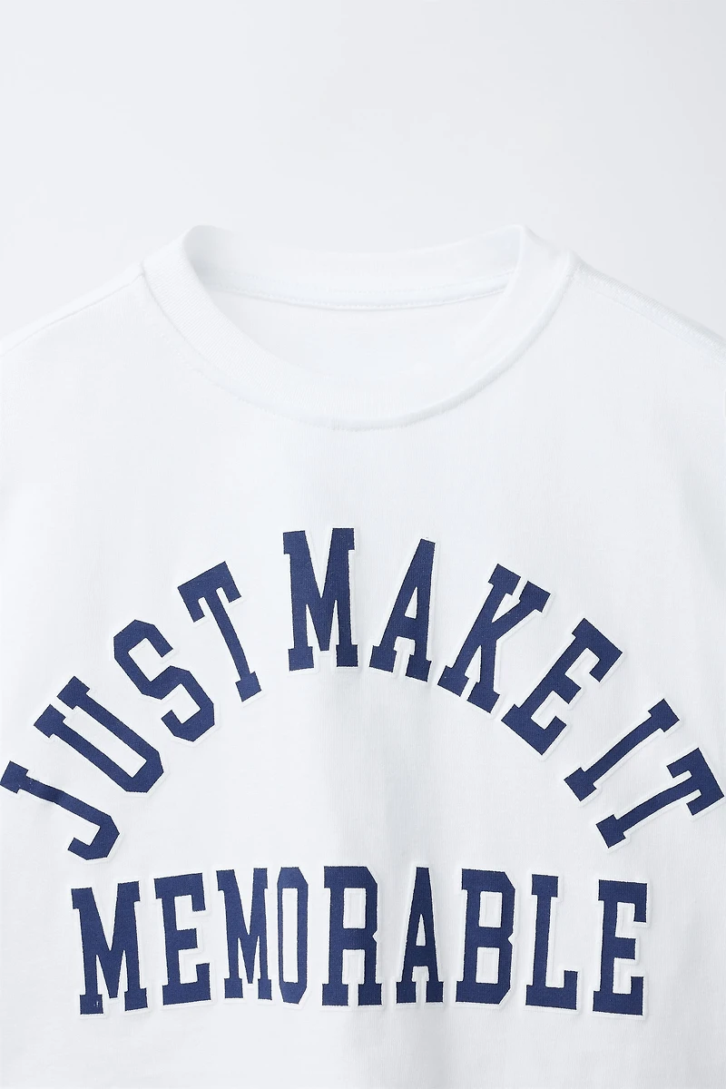 T-SHIRT VARSITY À INSCRIPTION