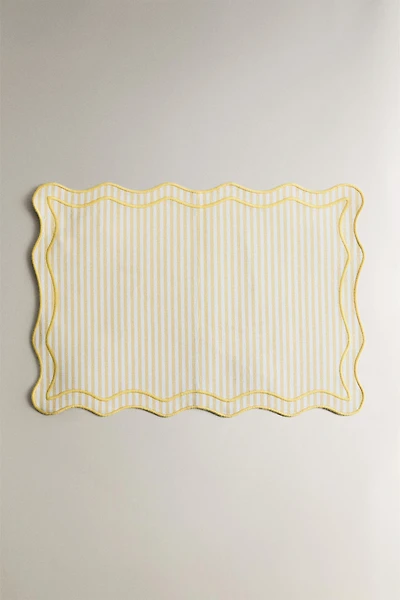 STRIPED SCALLOPED PLACEMAT