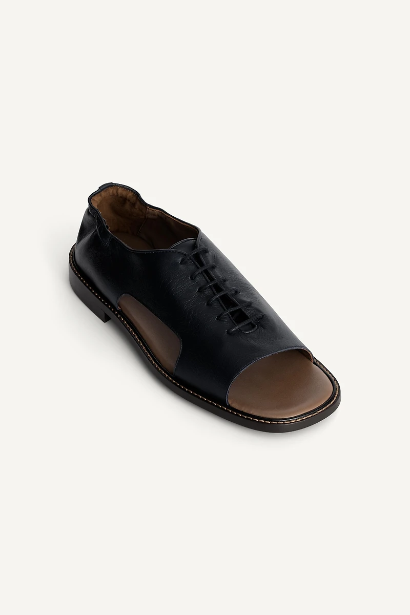 CHAUSSURES EN CUIR