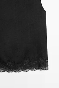 Top fluide à détails en dentelle