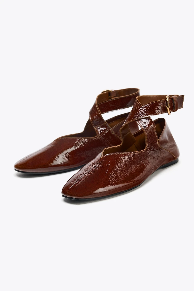 BALLERINES EFFET VERNI BOUCLE