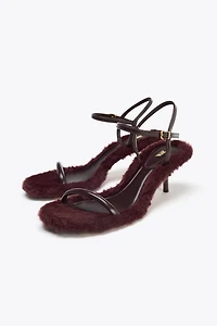 SANDALES À TALONS ET SEMELLE EFFET FOURRURE