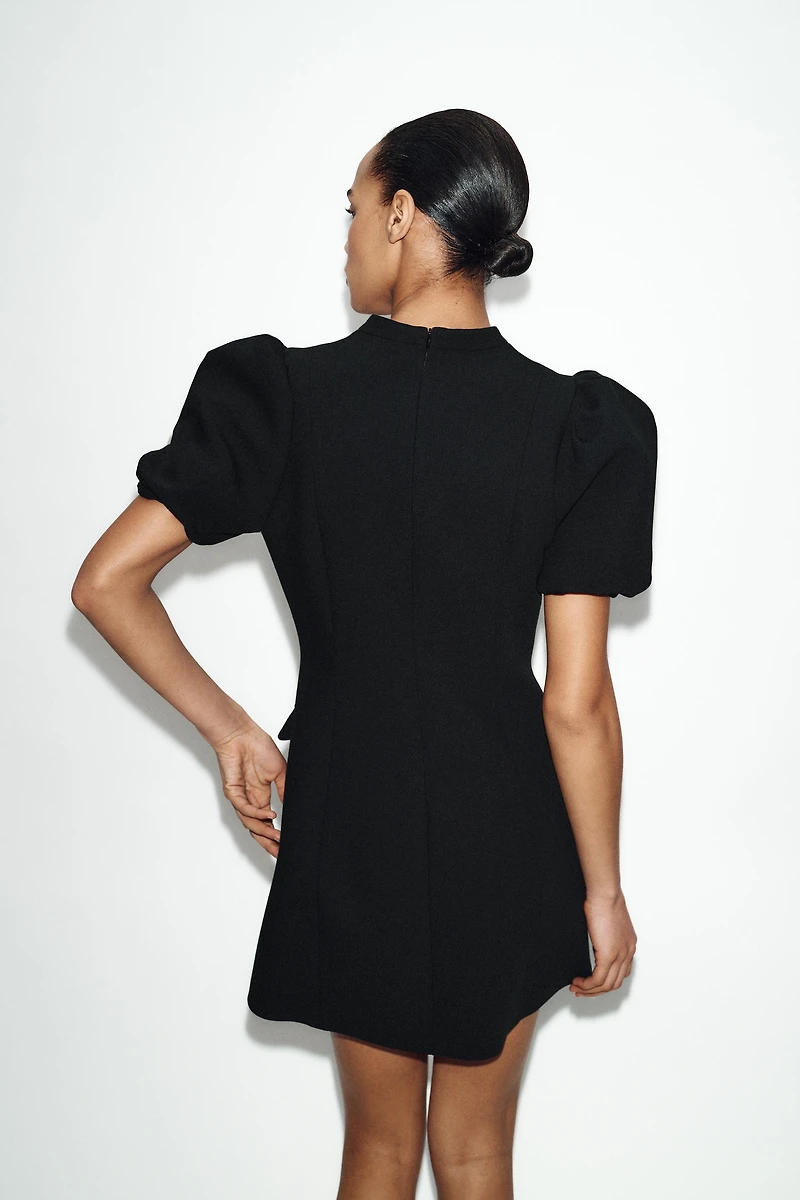 ROBE COURTE À MANCHES BOUFFANTES