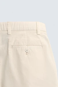 SHORT REGULAR FIT AVEC PLIS
